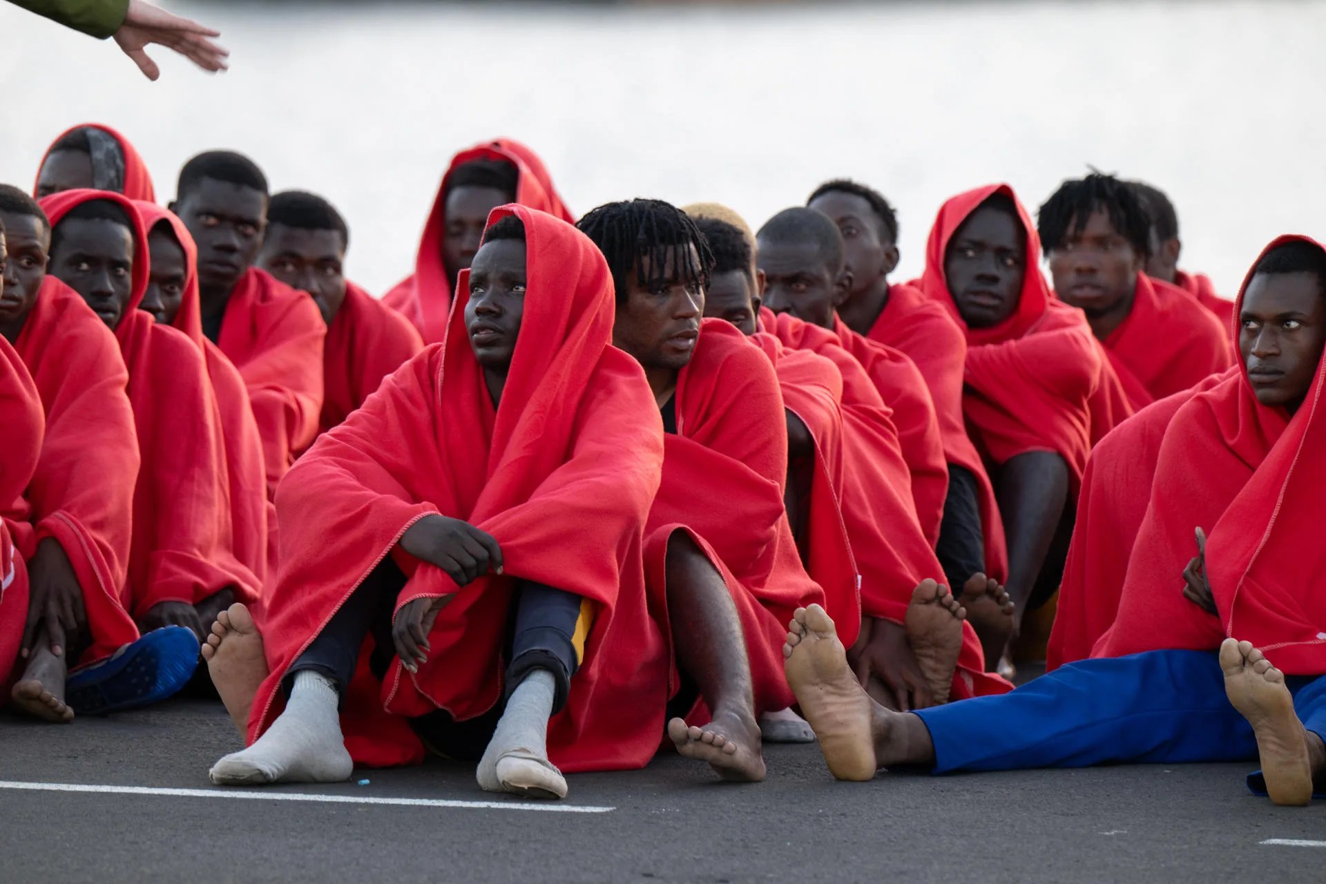 Foto de archivo de un grupo de 50 inmigrantes rescatados en Fuerteventura en abril de 2025, sin relación con el caso. EFE/Carlos de Saá