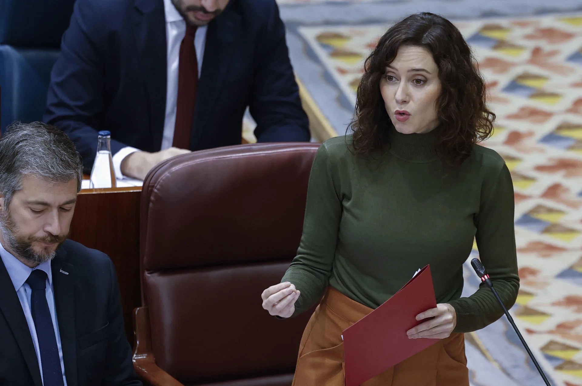 La presidenta de la Comunidad de Madrid, Isabel Díaz Ayuso (d). EFE/ Chema Moya