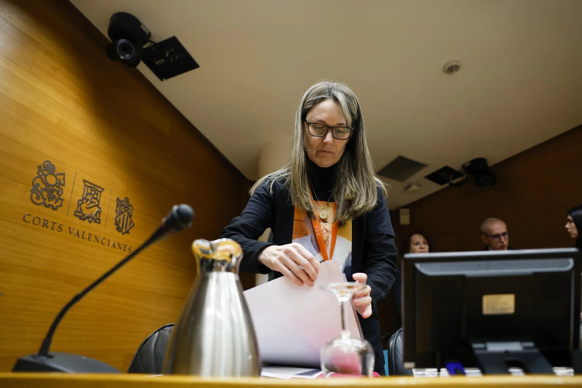 La presidenta de Asociación de Víctimas Mortales de la Dana, Rosa Álvarez, a su llegada a la comisión de investigación sobre de la dana de Les Corts Valencianes, donde comparece este martes, casi 16 meses después de las inundaciones. EFE/Ana Escobar
