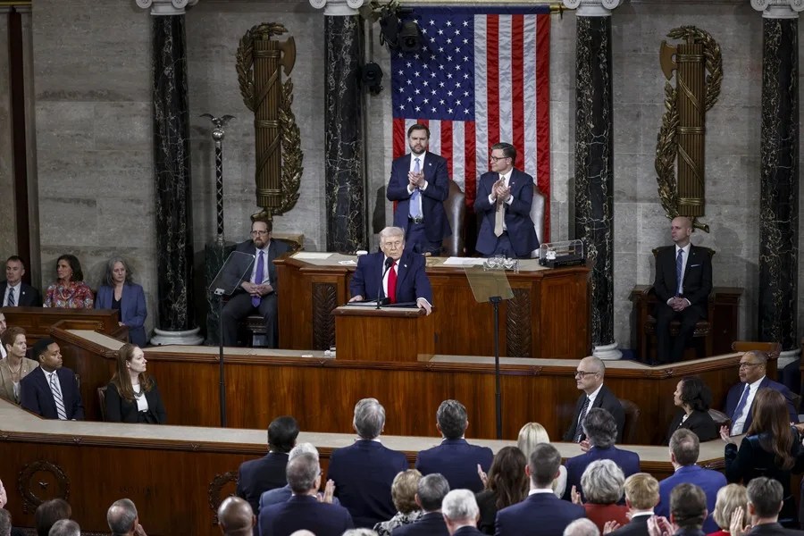 El presidente de Estados Unidos, Donald Trump, junto con el vicepresidente JD Vance y el presidente de la Cámara de Representantes, Mike Johnson, pronuncia su discurso sobre el Estado de la Unión