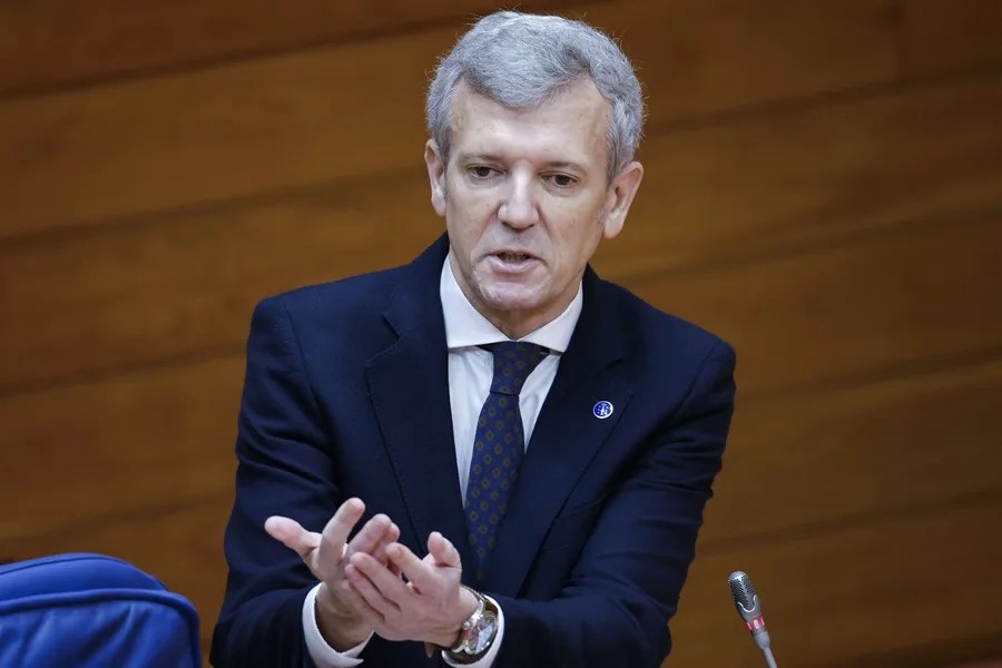 El presidente de la Xunta, Alfonso Rueda, responde a las preguntas de los grupos durante el pleno del Parlamento de Galicia.