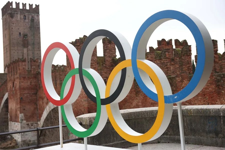 Los Anillos Olímpicos frente al Puente de Castelvecchio sobre el río Adigio en Verona
