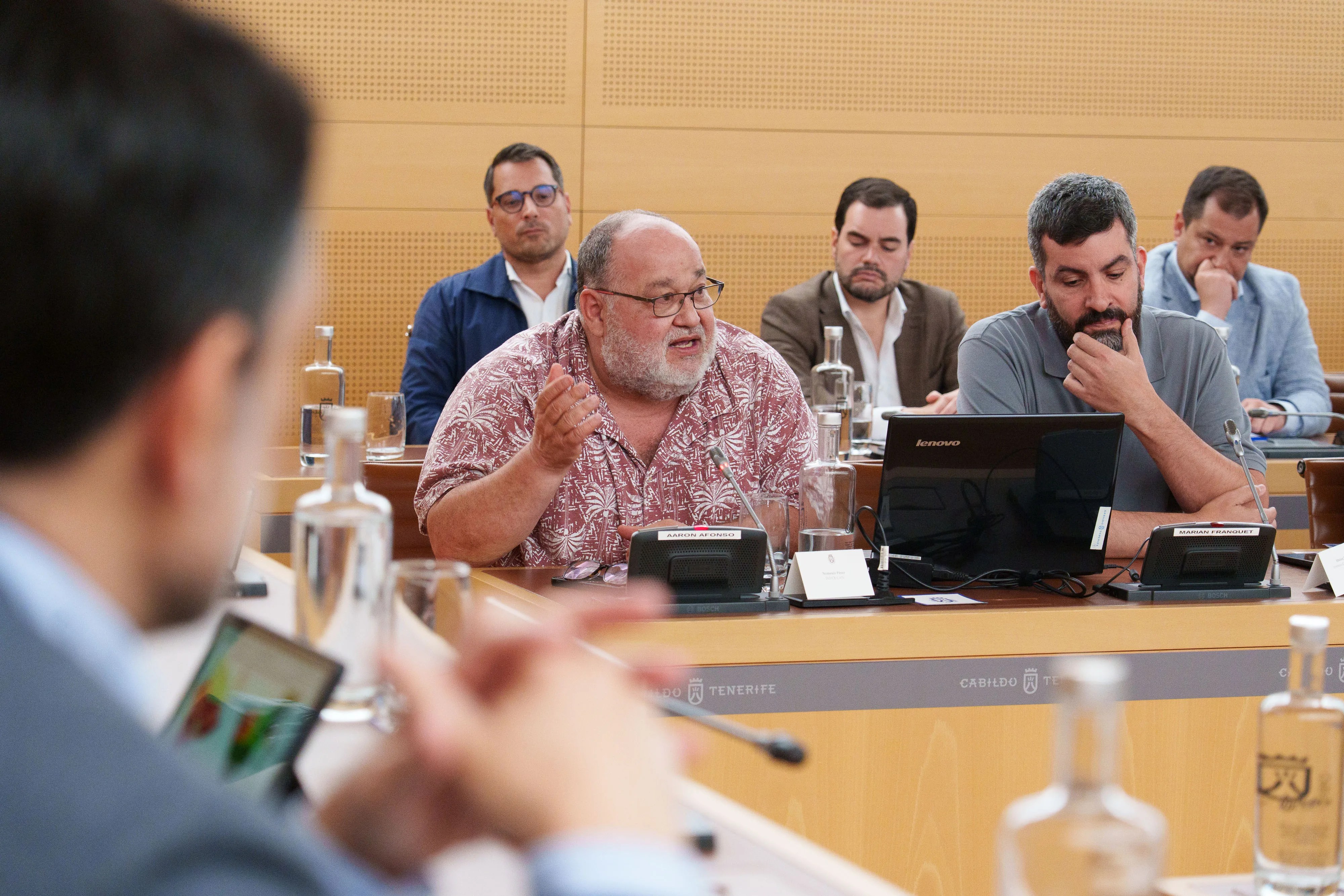 El director científico del Instituto Volcanológico de Canarias (Involcán), Nemesio Pérez (i) y el director del Instituto Geográfico Nacional (IGN) en Canarias, Itahiza Domínguez (d), durante la reunión de este lunes en el Cabildo de Tenerife. EFE/Ramón de la Rocha