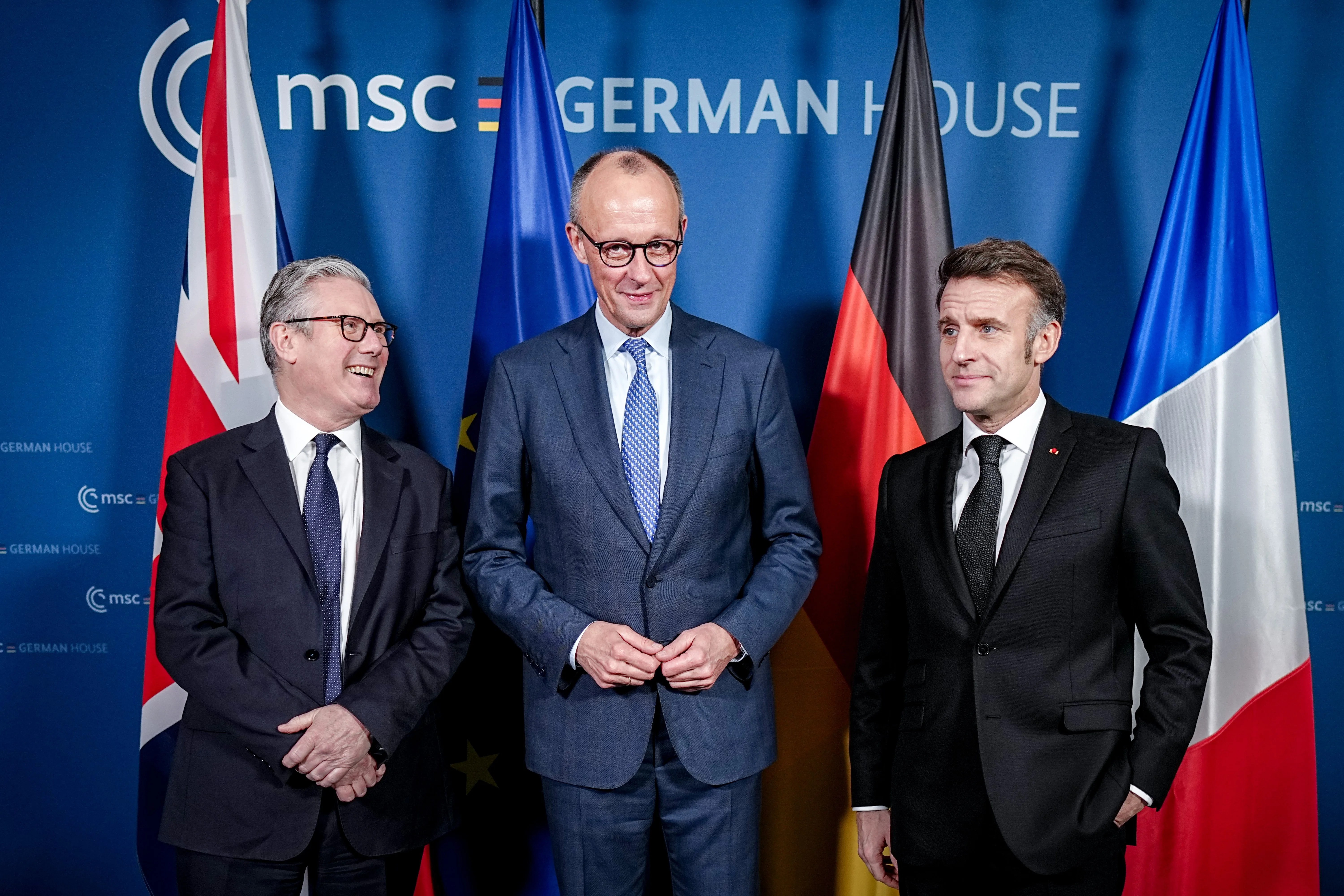 El canciller alemán, Friedrich Merz (C), con el presidente francés, Emmanuel Macron (d), y el primer ministro británico, Keir Starmer, durante una reunión en la 62ª Conferencia de Seguridad de Múnich, el 13 de febrero de 2026 en Múnich, Alemania.