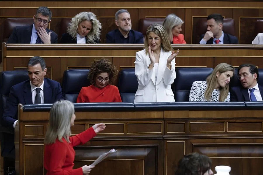 La vicepresidenta segunda del Gobierno, Yolanda Díaz (de pie), aplaude a la portavoz de Sumar, Verónica Barbero, tras su intervención.