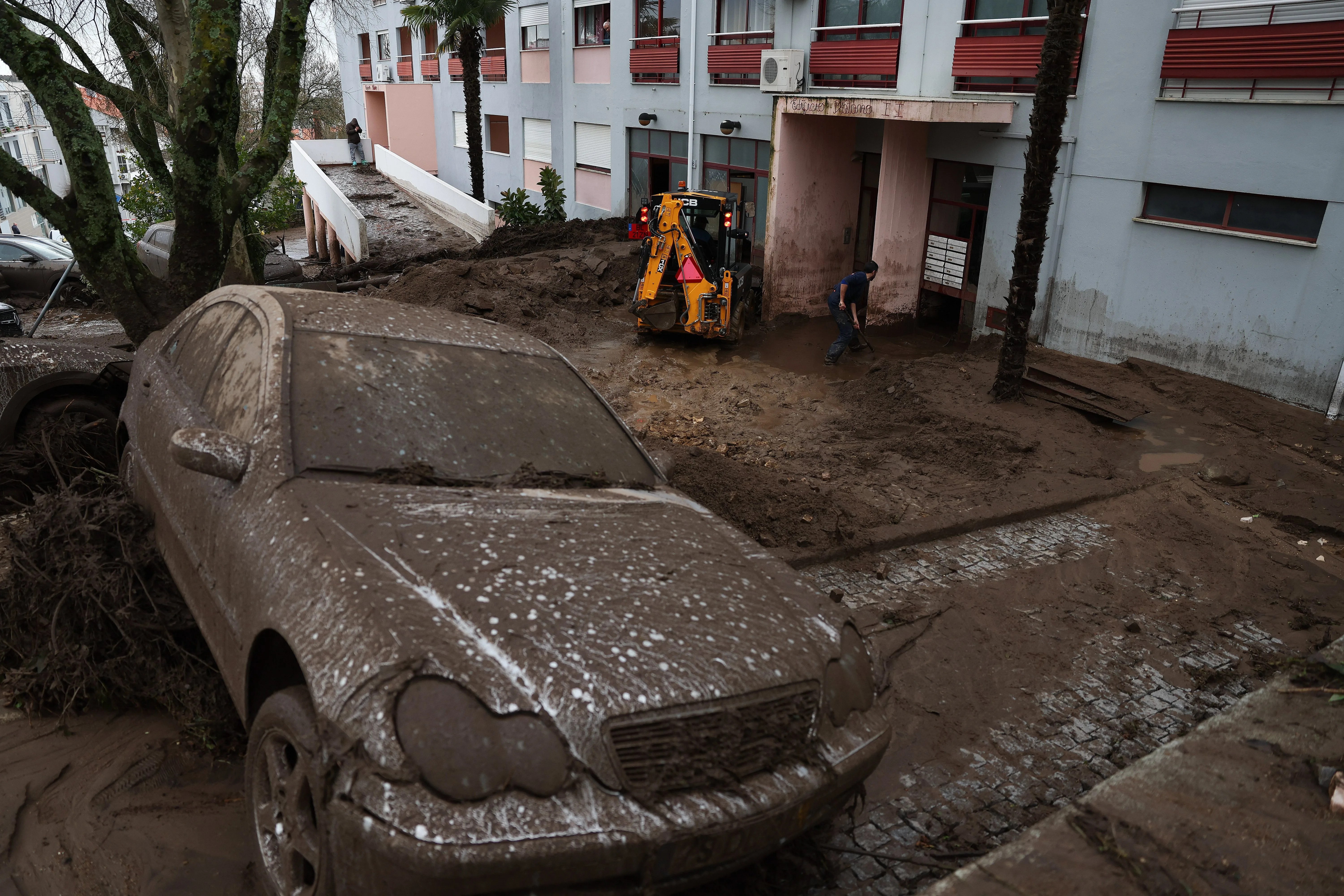 Un automóvil dañado por el agua, el barro y las rocas de las montañas de Serra de Sao Mamede durante el clima severo en Portalegre, Portugal.