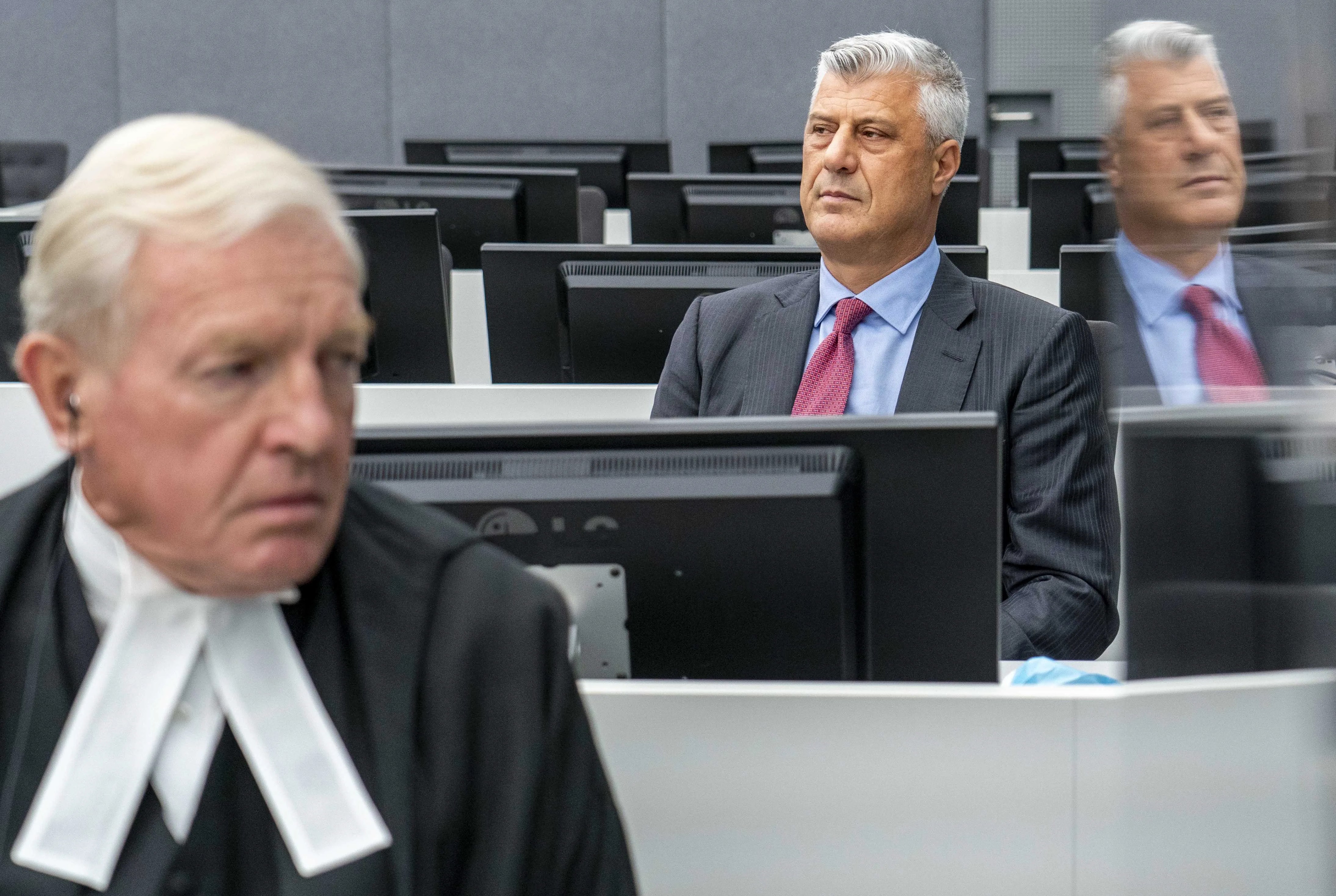 El expresidente kosovar Hashim Thaci (d) con su abogado David Hooper (i) en la sala del Tribunal de Kosovo en La Haya,, en una imagen de archivo.