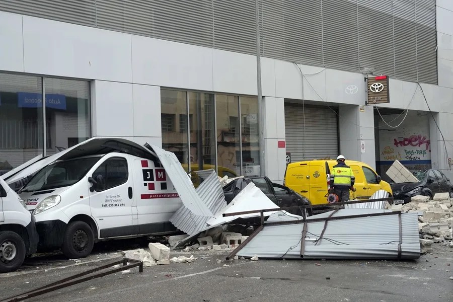 Aspecto de los destrozos provocados por el viento en un concesionario de coches en L'Hospitalet (Barcelona),