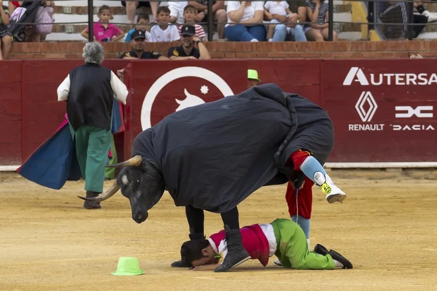 Un momento del espectáculo taurino 'El Popeye torero y sus enanitos marineros'