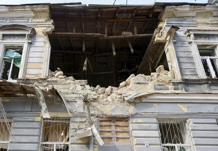 Vista de los daños en el lugar del ataque de un dron ruso contra un edificio residencial en Odesa
