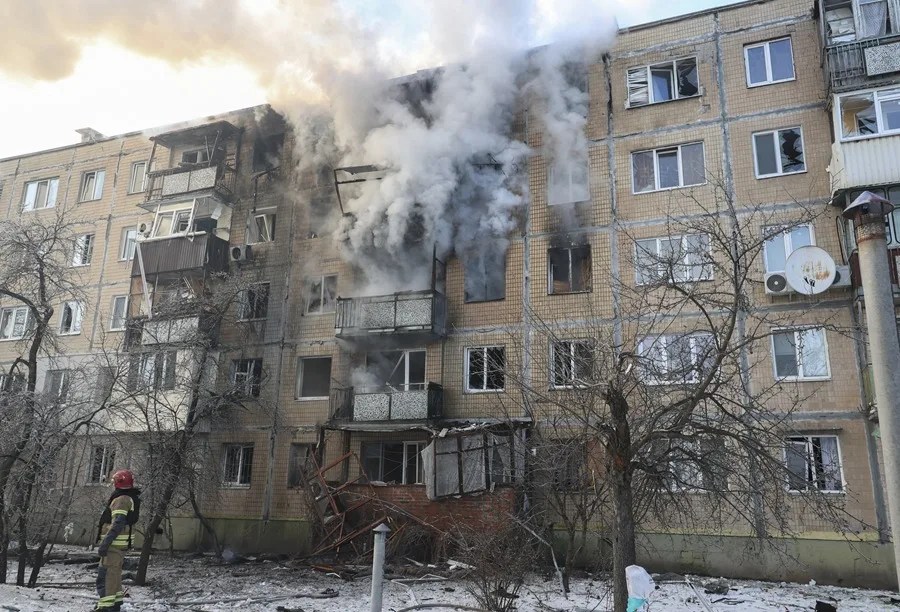 Rescatistas ucranianos trabajan en el lugar del ataque con drones contra un edificio residencial en Járkov