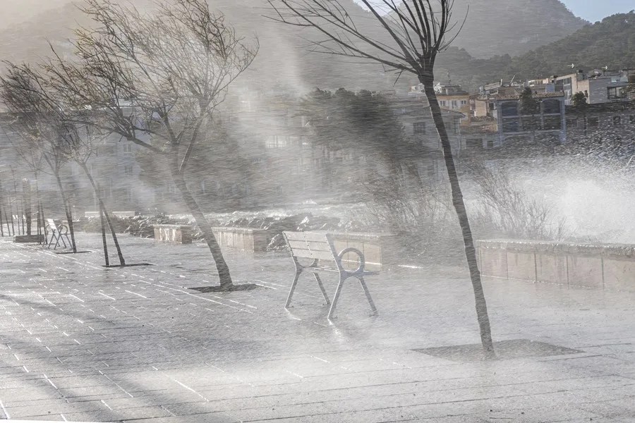 El agua del mar azota el paseo marítimo de Andratx (Mallorca).