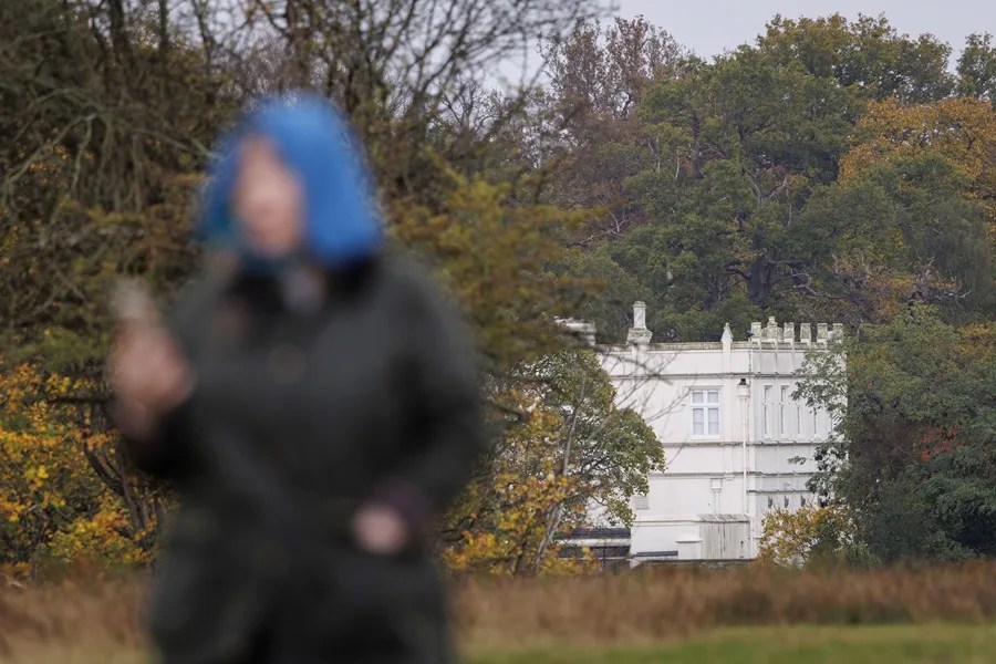 Royal Lodge, la residencia oficial de campo del príncipe Andrés de Gran Bretaña y su familia, al fondo, en Windsor