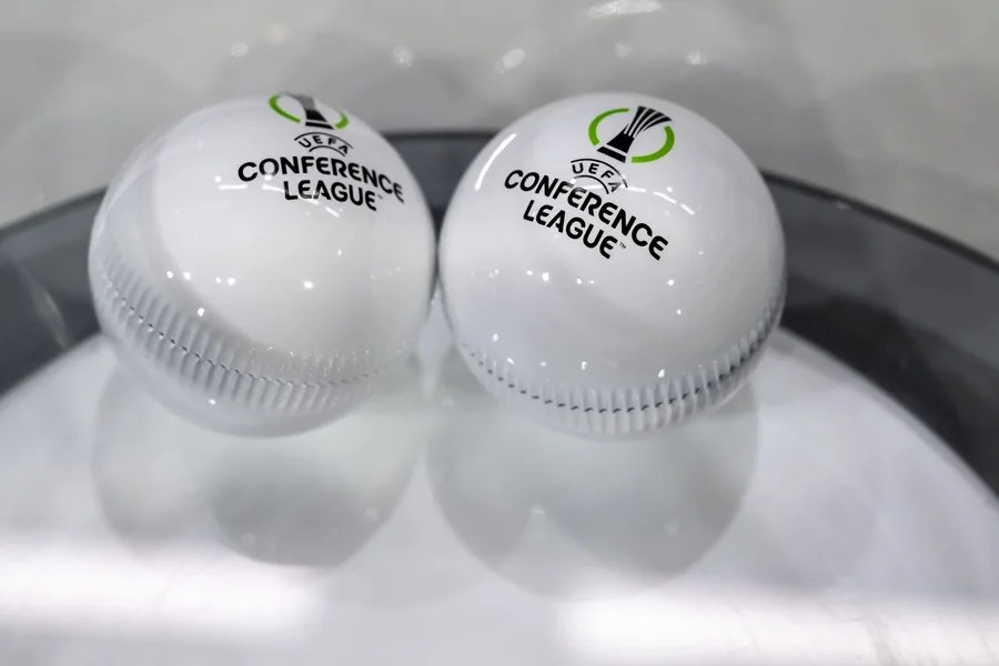 Balones con los nombres de los equipos se exhiben durante el sorteo de octavos de final, cuartos de final, semifinales y final de la Liga de Conferencia