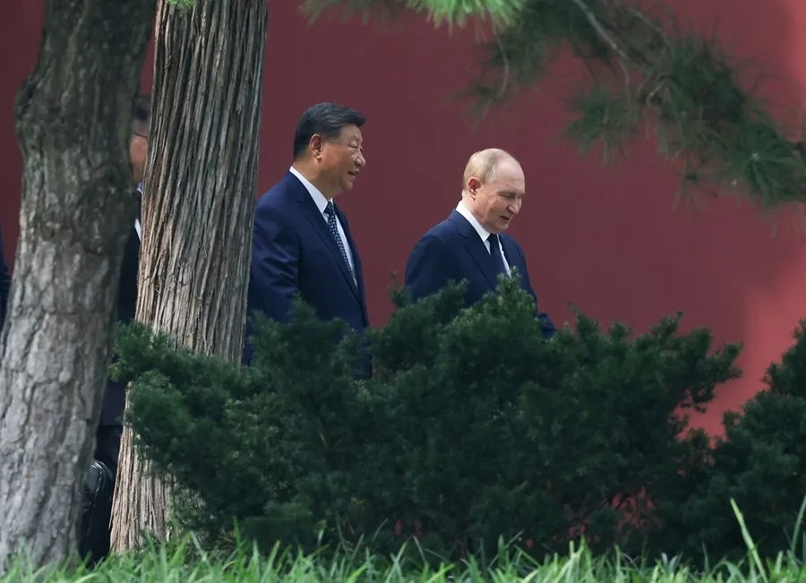 El presidente ruso, Vladimir Putin (d), y el presidente chino, Xi Jinping