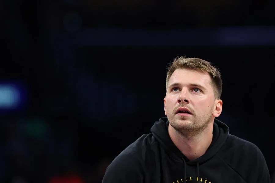 NBA multa a Luka Doncic con 50.000 dólares por el gesto de dinero que hizo a un árbitro