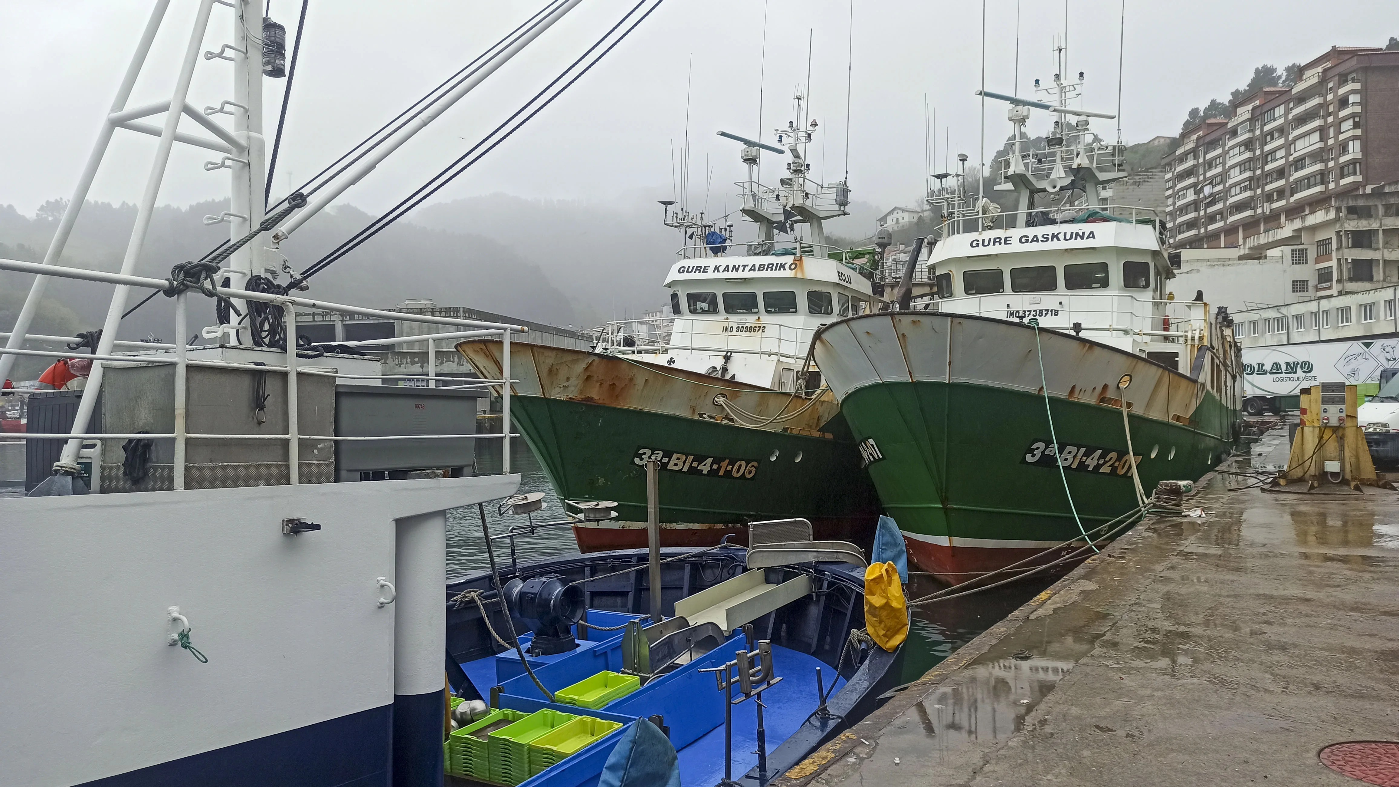 Dos de los cinco pesqueros de Ondarroa (Bizkaia) que se encuentran parados por el incremento de los precios del gasoil a causa de la guerra en Oriente Medio. EFE/Jon Garay