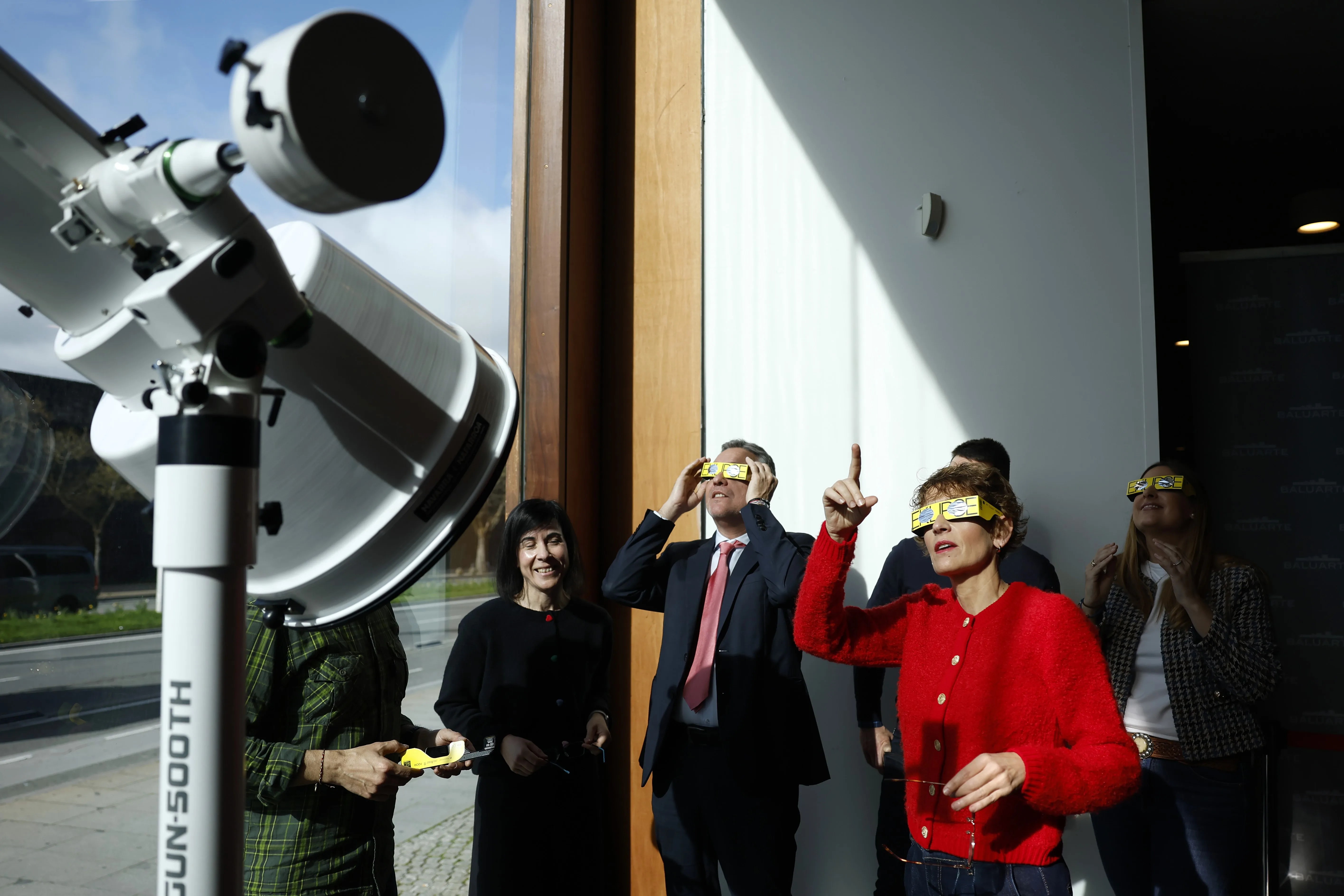 Imagen de la visita de la presidenta María Chivite junto a alumnado de Primaria a una exposición que prepara para el eclipse total de sol del próximo mes de agosto