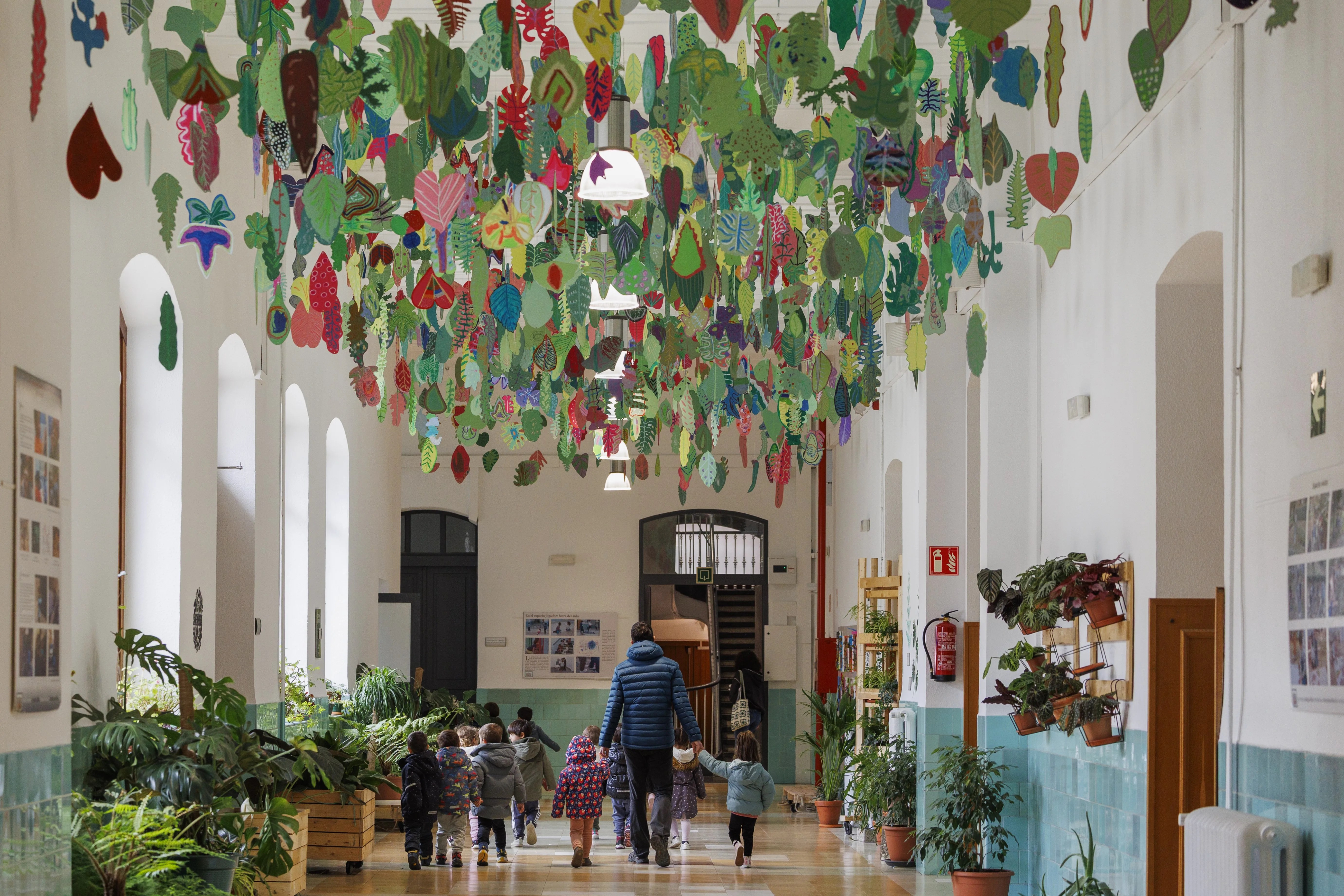 Imágenes de la instalación artística “Plantar el techo - Sabaia landatu", creada por la artista Virginia Santos para el CEIP San Francisco de Pamplona