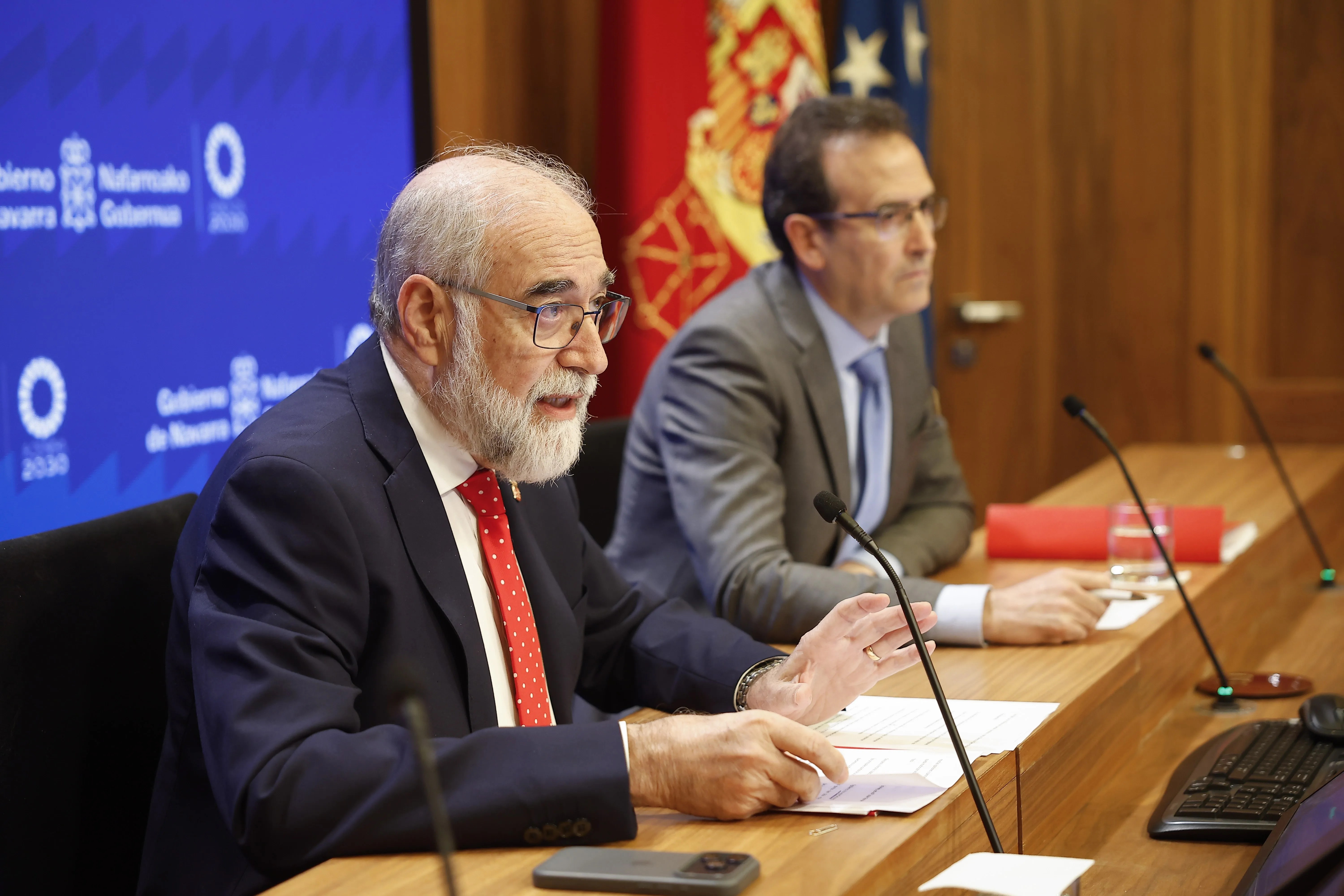 Imagen del consejero Fernando Domínguez y el director general de Salud, Antonio López, en la presentación del Anteproyecto de Ley foral de Salud