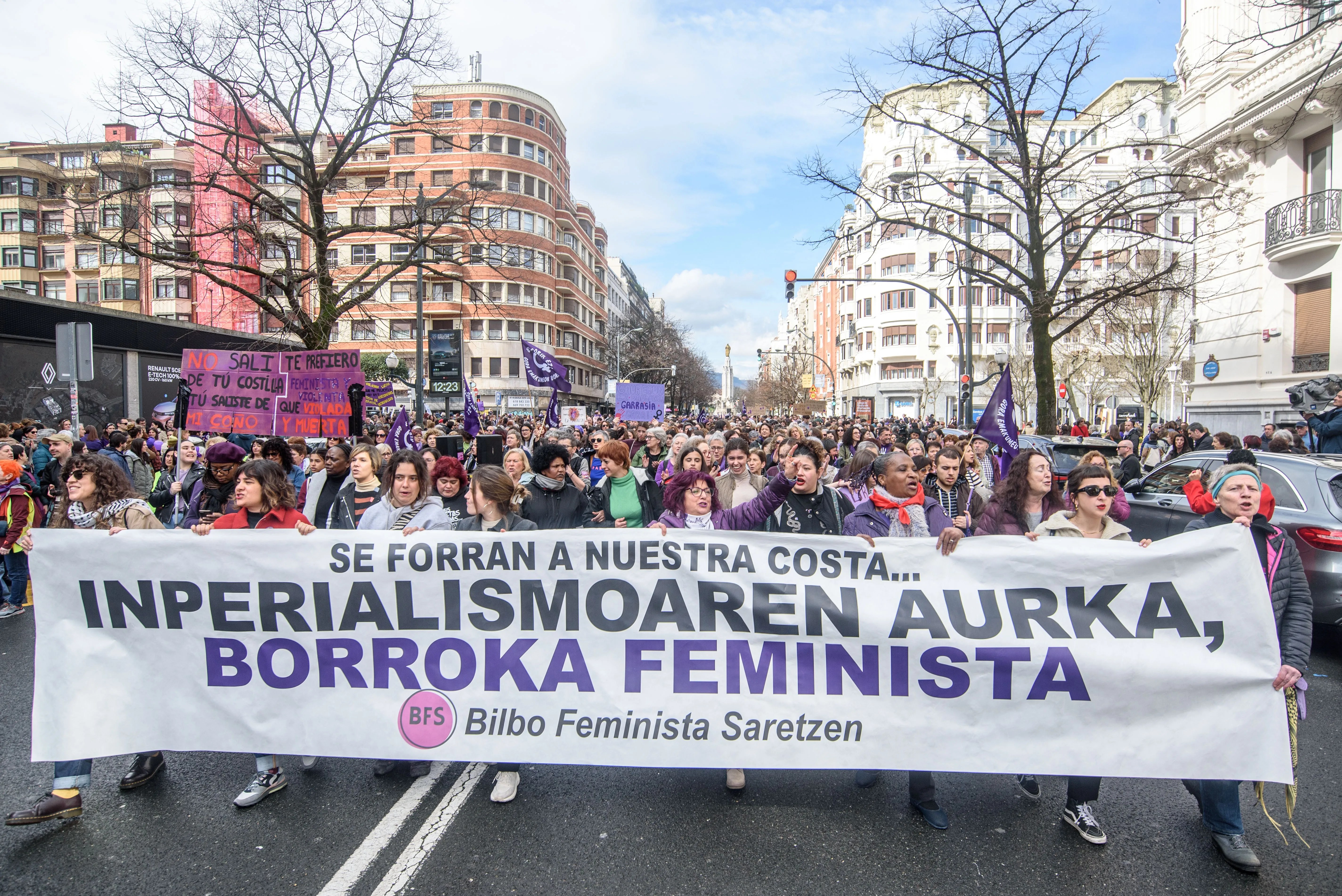 BILBAO, 08/03/2026.- Cabecera de la manifestación que ha convocado la plataforma Bilbo Feminista Saretzen este domingo por las calles de Bilbao con motivo del Día de la Mujer. EFE/Javier Zorrilla