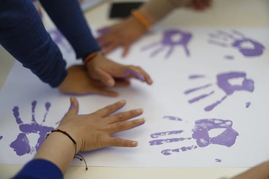 Mujeres elaboran pancartas.