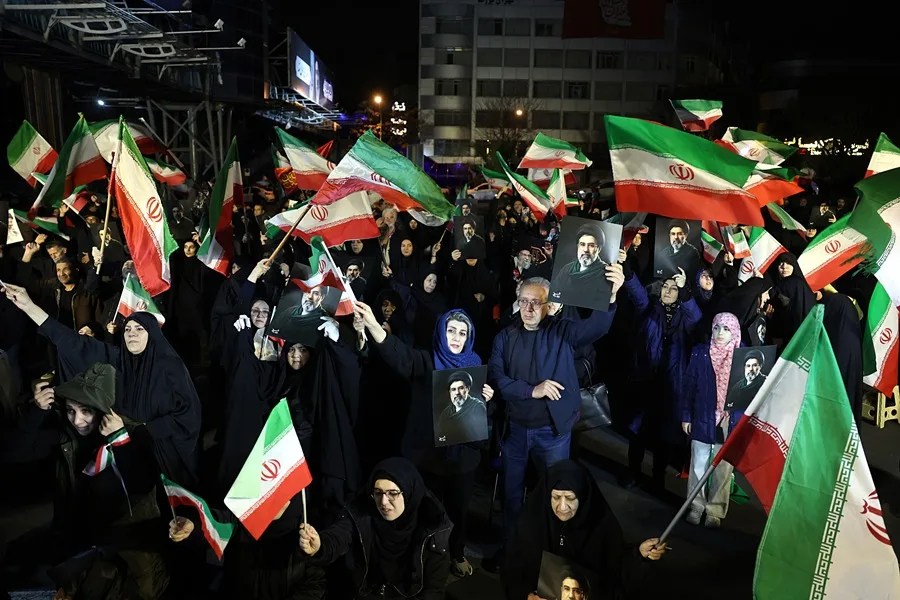 Ciudadanos iraníes ondean banderas y sostienen carteles del nuevo líder supremo iraní, Mojtaba Jamenei, durante una manifestación en apoyo al ejército, en Teherán, Irán. EFE/EPA/ABEDIN TAHERKENAREH