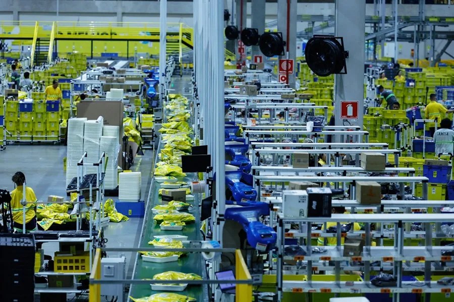 Fotografía de archivo de una línea de operación para clasificar mercancía en el centro de distribución de la empresa MercadoLibre, la plataforma de comercio electrónico, en la ciudad de Cajamar (Brasil). EFE/ Sebastião Moreira