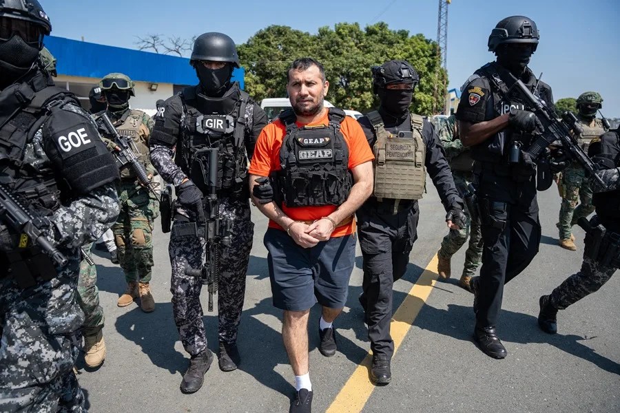 Fotografía de archivo del narcotraficante José Adolfo 'Fito' Macías (c), en Guayaquil (Ecuador). EFE/Mauricio Torres