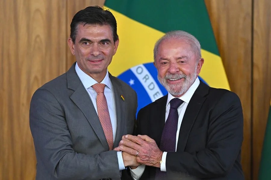 El presidente de Brasil, Luiz Inácio Lula da Silva (d), estrecha la mano de su homólogo de Bolivia, Rodrigo Paz, durante una ceremonia de firma de acuerdos este lunes, en Brasilia (Brasil). EFE/ André Borges