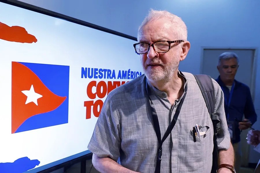 El líder de izquierda británico Jeremy Corbyn asiste a una rueda de prensa este viernes, en La Habana (Cuba). EFE/ Ernesto Mastrascusa