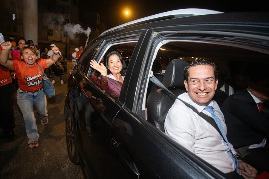 La candidata a la Presidencia de Perú por el partido Fuerza Popular, Keiko Fujimori (c), saluda a simpatizantes junto al vocero del partido, Miki Torres(d), tras el debate presidencial este miércoles, en Lima (Perú). EFE/ Renato Pajuelo