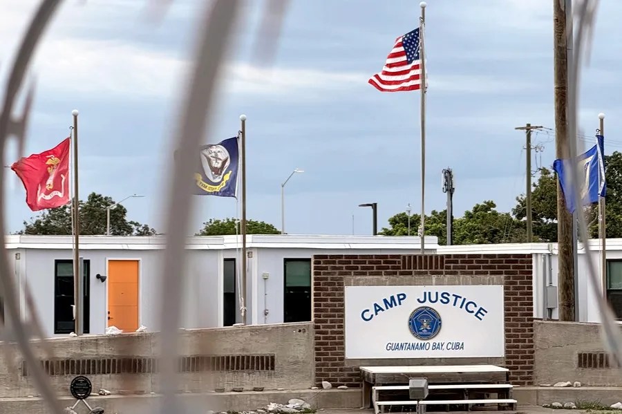 Fotografía de la entrada principal a de la base naval de Estados Unidos Camp Justice, este miércoles en la bahía de Guantánamo (Cuba). EFE/ Yeny García