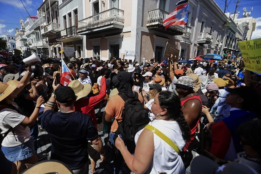 Personas marchan durante una protesta este sábado en San Juan (Puerto Rico). EFE/Thais Llorca