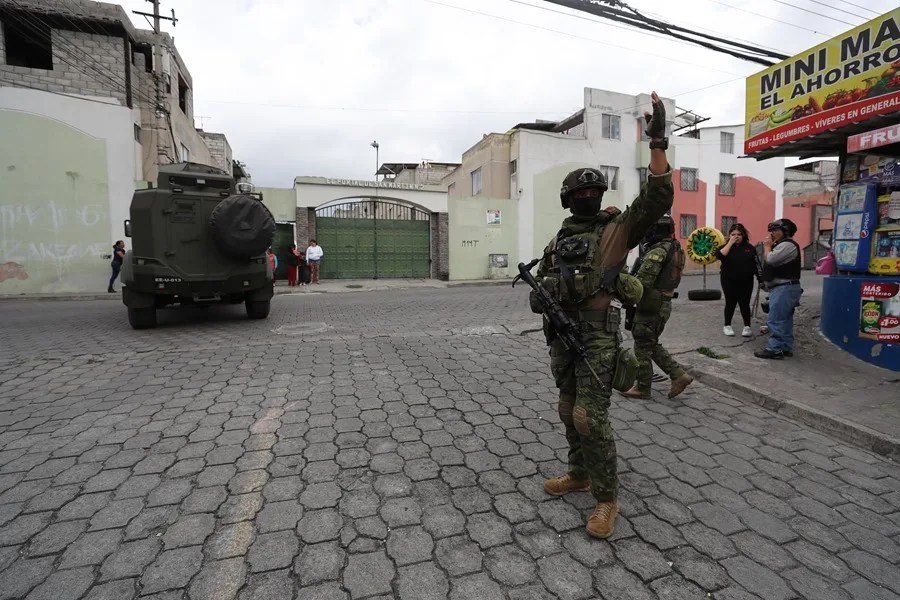 Fotografía de archivo de soldados ecuatorianos patrullando en el sector de Carapungo, en Quito (Ecuador). EFE/ José Jácome