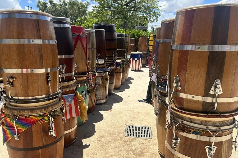 Fotografía que muestra tambores en el XIV Encuentro de Tambores, celebrado en la Plaza Antonio R. Barceló este domingo, en Santurce (Puerto Rico). EFE/ Jorge Muñiz