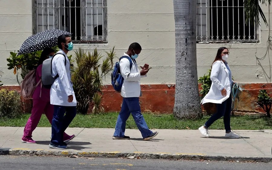 Fotografía de archivo de trabajadores de la salud en La Habana (Cuba). EFE/ Ernesto Mastrascusa