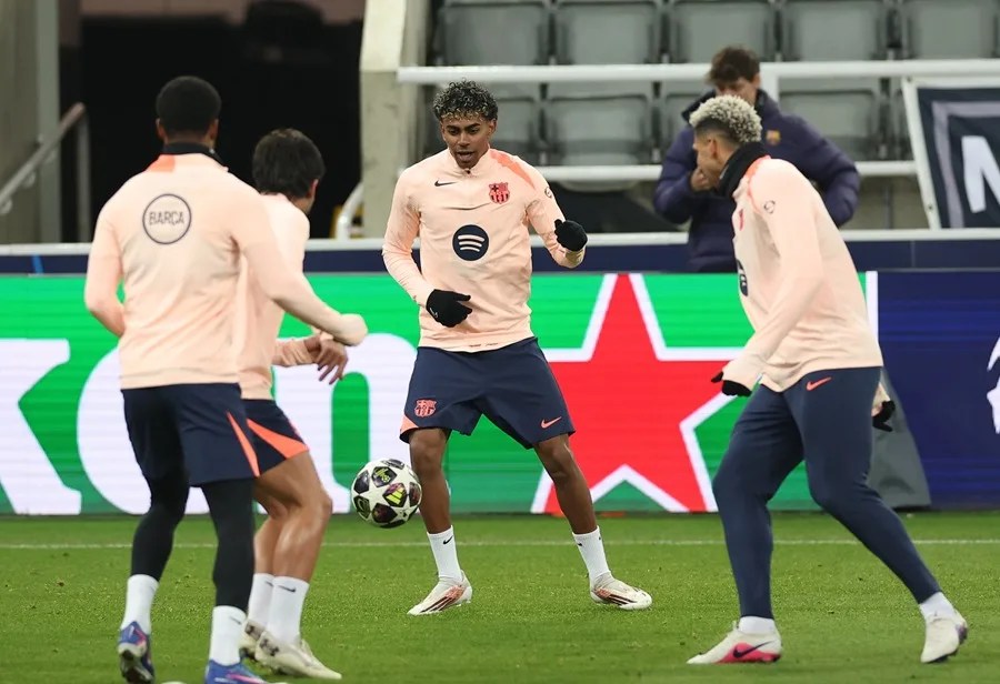 Lamine Yamal del Barcelona (C) asiste a un entrenamiento en Newcastle, Reino Unido