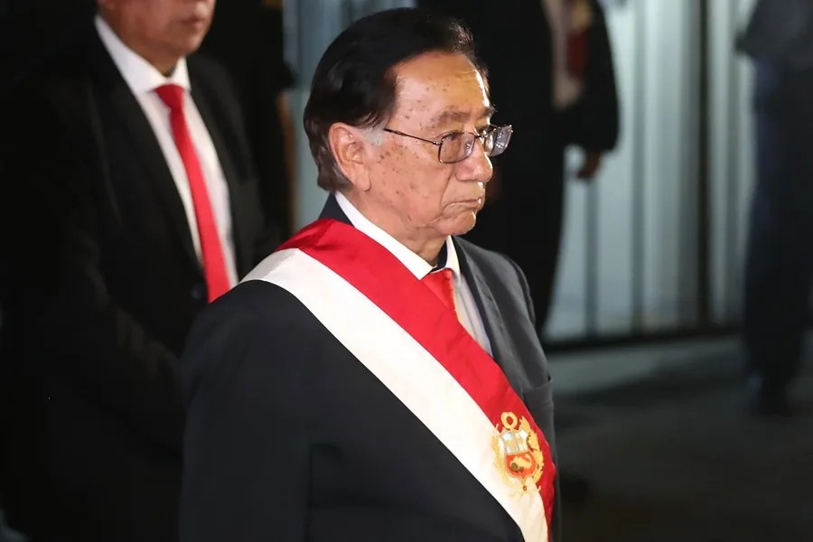 El presidente de Perú cesa a la primera ministra a un día de pedir el voto de confianza al Congreso