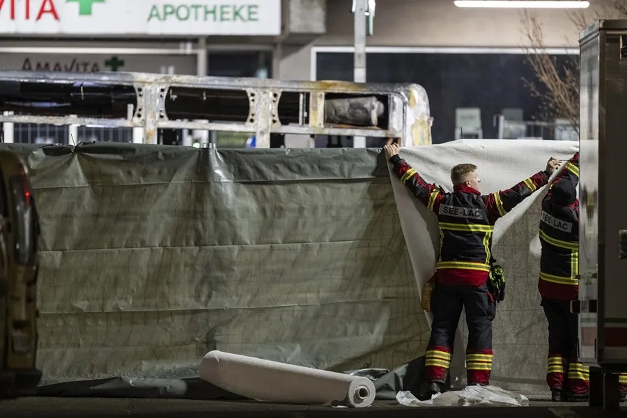Un autobús postal se incendia en Suiza, provocando seis víctimas mortales, según la policía