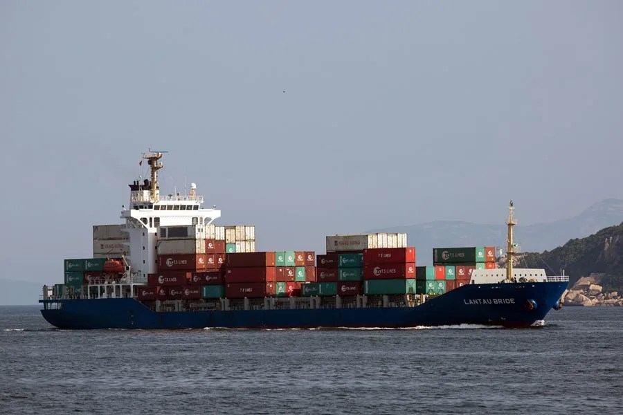 Un buque portacontenedores navega por el canal de East Lamma rumbo a Hong Kong