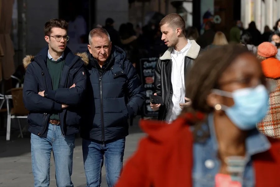 Varias personas pasean por una calle del centro de Madrid