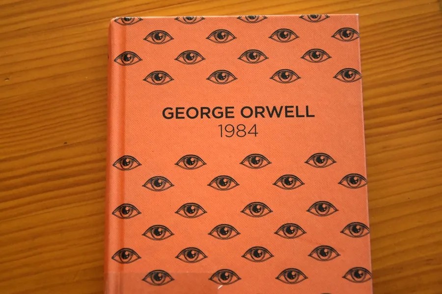 La provincia de Alberta en Canadá retira '1984' y 'El cuento de la criada' de las escuelas