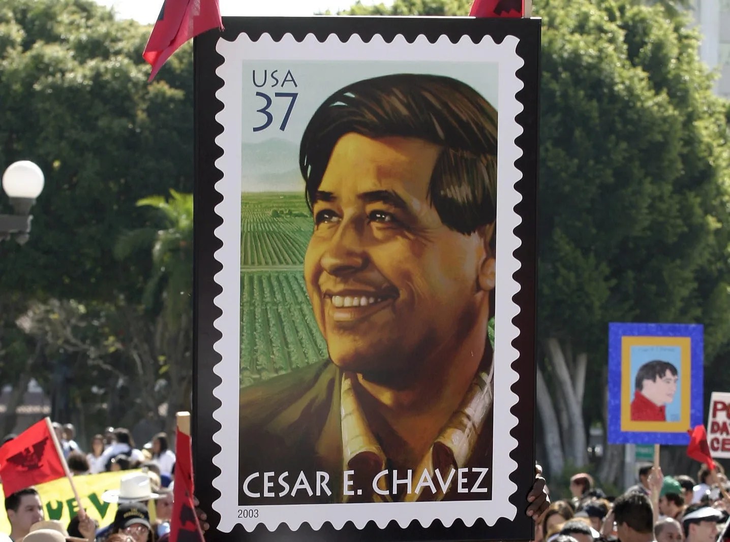 El ícono de los derechos laborales César Chávez abusó de niñas y mujeres, según el NYT