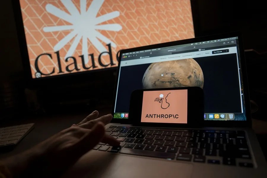 Anthropic lanza una función que permite a su IA, Claude, controlar el ordenador del usuario