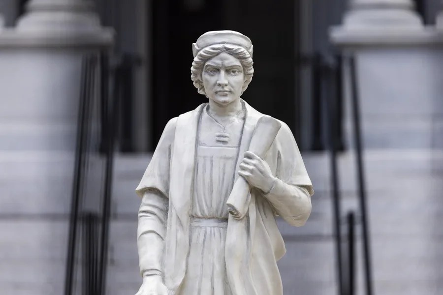 Trump instala una estatua de Cristóbal Colón en la Casa Blanca en su cruzada 'antiwoke'