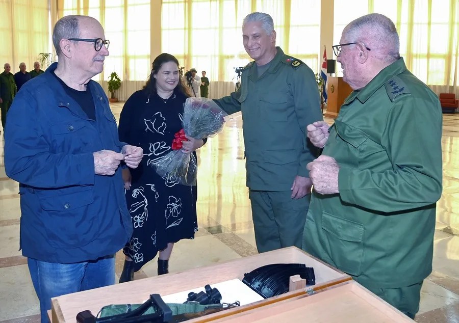 El Gobierno de Cuba entrega un fusil AKM al cantauor Silvio Rodríguez en respuesta a su "reclamo"