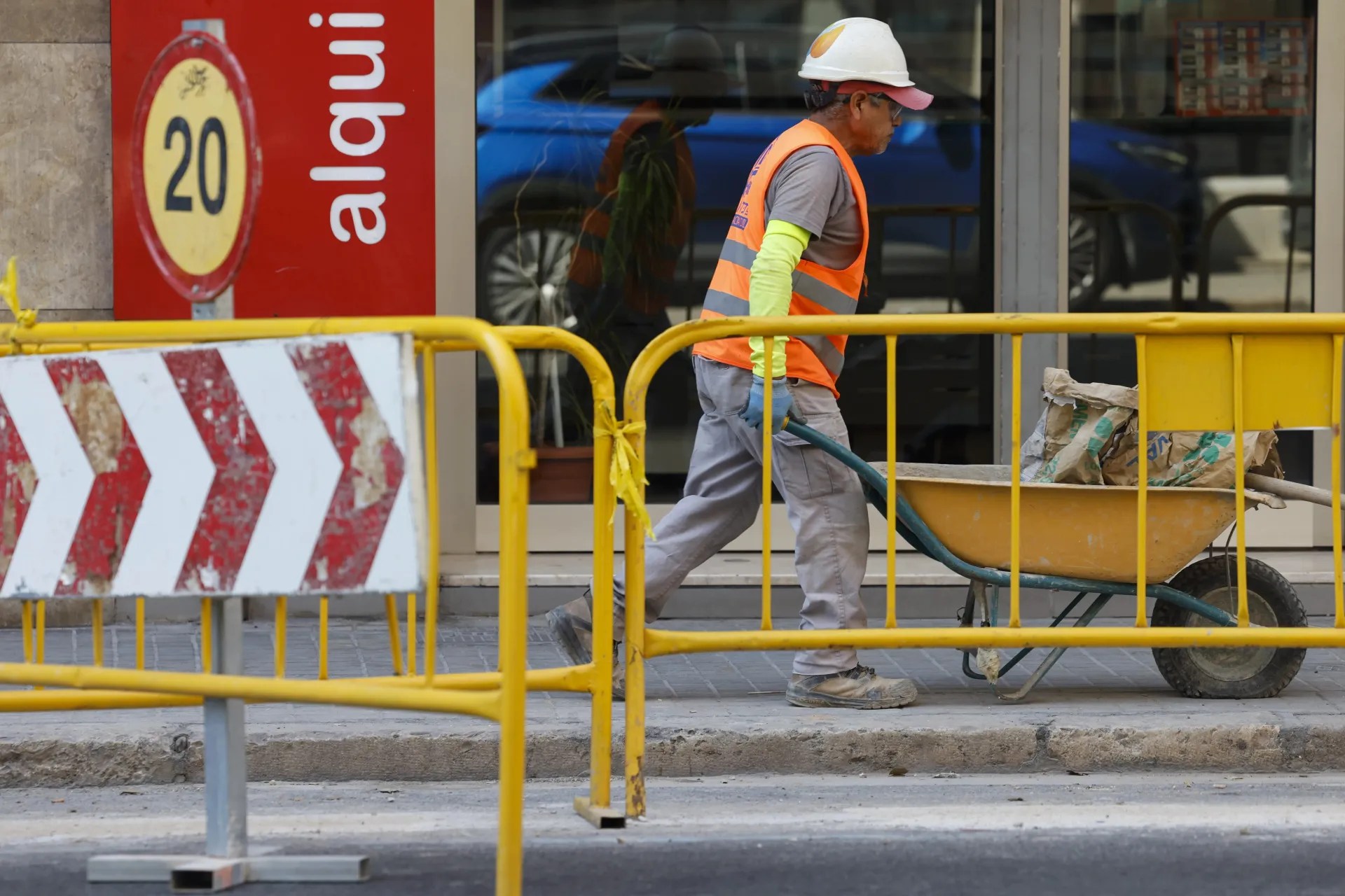 Un obrero lleva una carretilla durante una jornada laboral. EFE