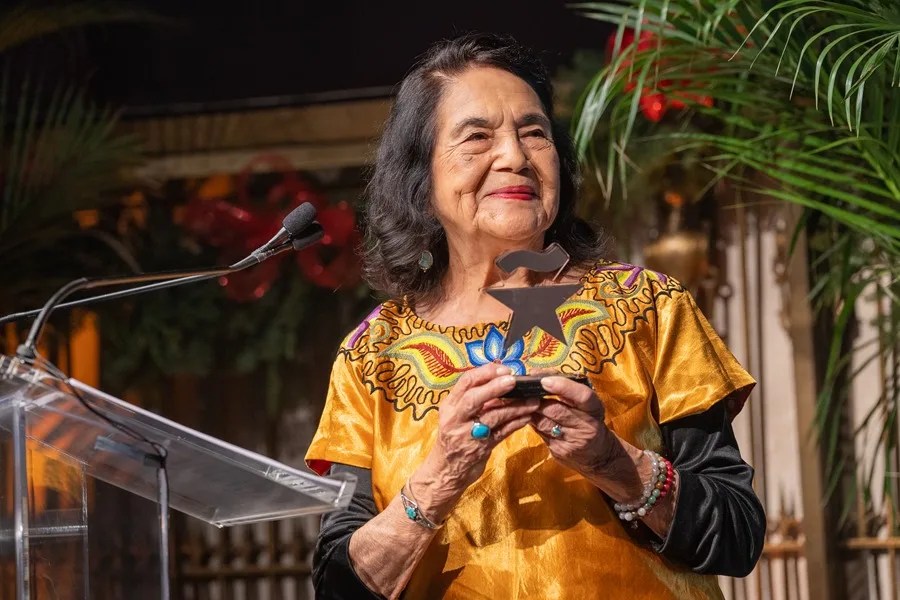 Dolores Huerta acusa a su compañero de lucha sindical César Chávez de abusarla sexualmente