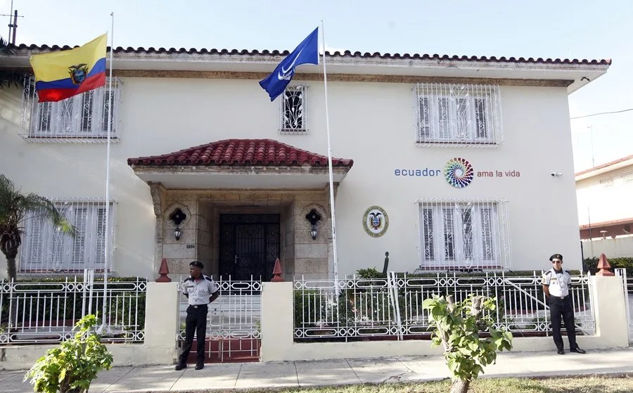 Ecuador expulsa al personal diplomático de Cuba y retira a su embajador en La Habana
